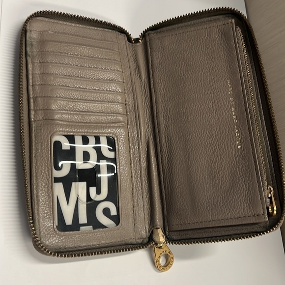 Marc by Marc Jacobs Zip Around Long Clutch Wallet - Picture 2 of 10